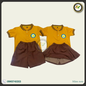 Đồng phục mầm non cổ tròn trụ màu vàng bò