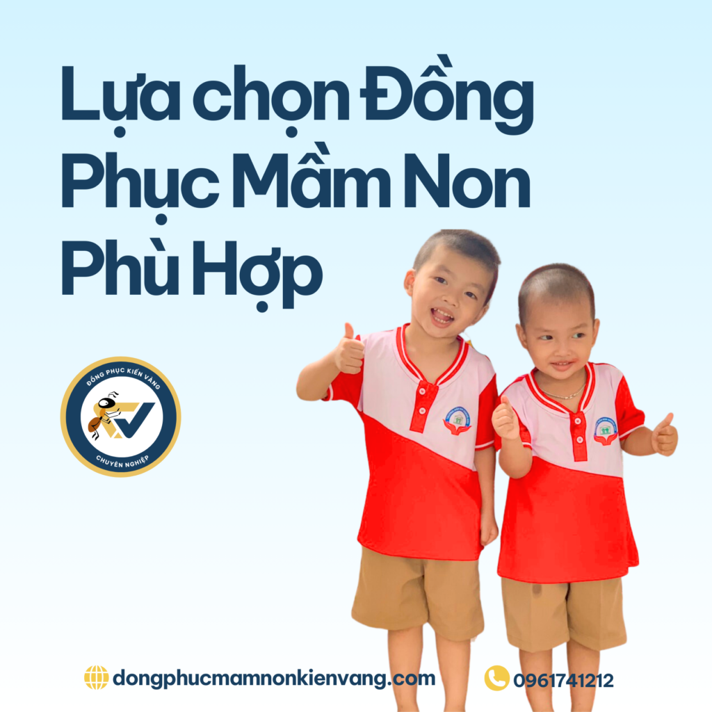 Nhóm trẻ em mầm non vui vẻ mặc đồng phục màu sắc tươi sáng, đứng cùng nhau trong sân trường